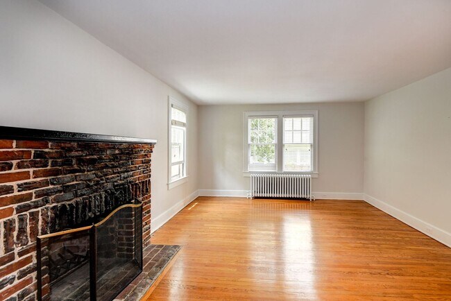 Building Photo - 3 Bed 2 Bath - Silver Spring Tudor - 1 Mil...