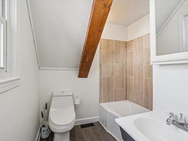 Foto del edificio - 4 Bedroom in College area!