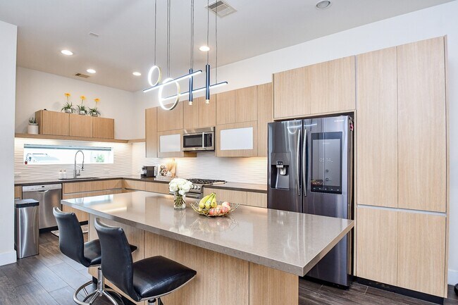 Building Photo - 5519 Paraiso Pl