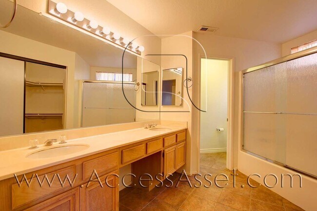 Building Photo - Beautiful 3 Bed/2.5 Bath Home In Peaceful ...