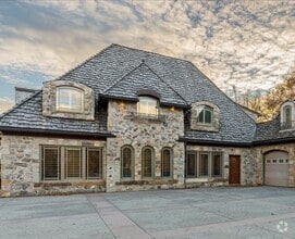 Building Photo - 4900 Marilyn Dr