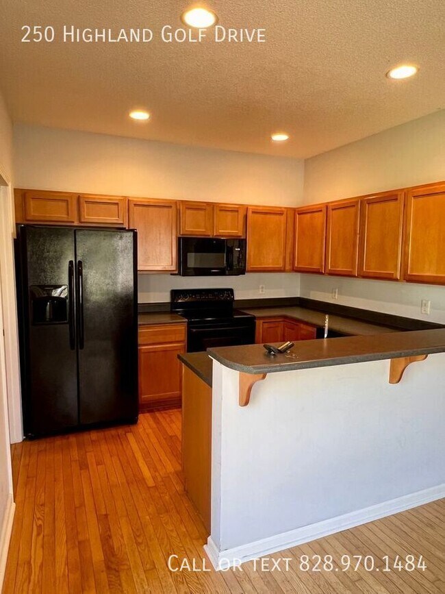 Building Photo - 250 Highland Golf Dr