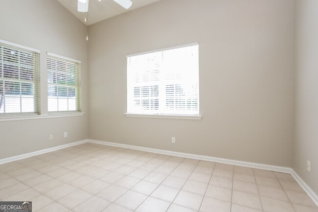 Building Photo - 1204 W Oaks Way