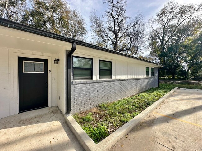 Building Photo - Pecan St.