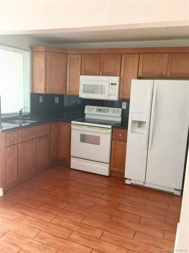 Building Photo - 9141 Fontainebleau Blvd