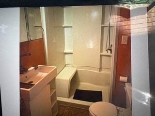 Foto del edificio - 844 Cayuga Heights Rd