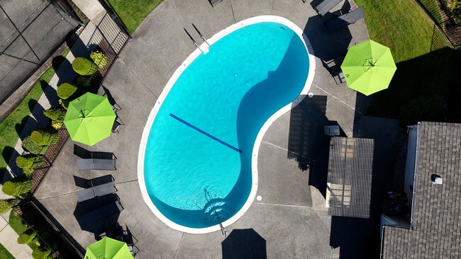 Foto del edificio - Pinewood Square Apartment Homes