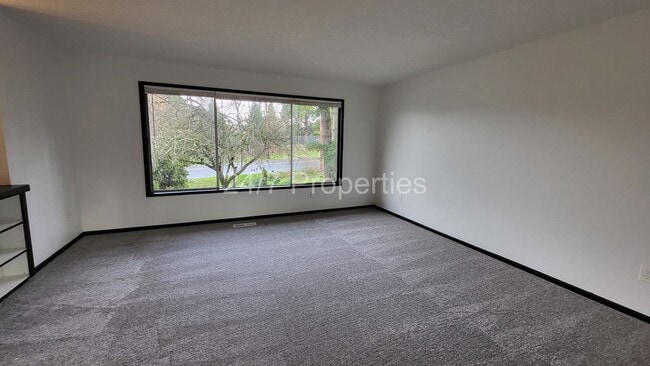 Foto del edificio - 3BD I 2BA Home w/ Large Yard - Beaverton!