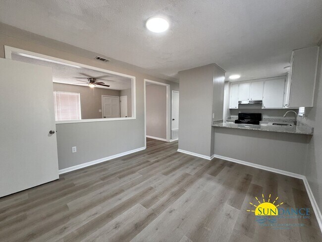 Foto del edificio - Charming 3 Bedrooms Home in Crestview, a must see at a great price!