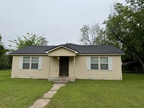Building Photo - 1009 Victoria St