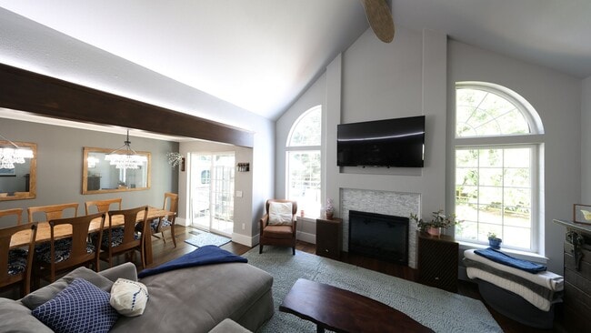 Building Photo - 3 Bed 3 Bath - Upgrades Throughout - Matur...