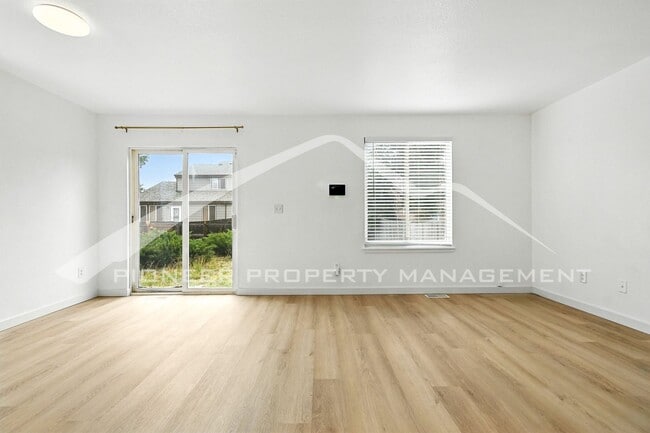 Building Photo - Spacious Townhouse with Washer/Dryer and F...