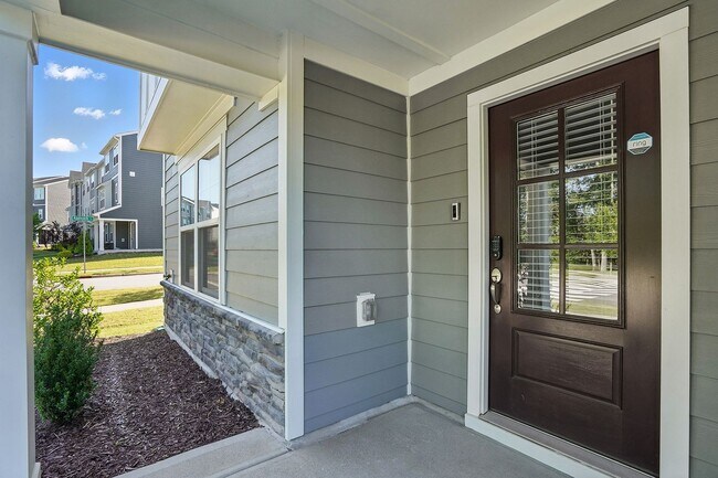Building Photo - GREAT END UNIT IN CARY! Come see it today!