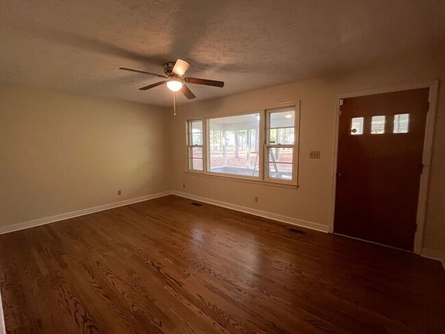 Building Photo - 825 Quewhiffle Rd