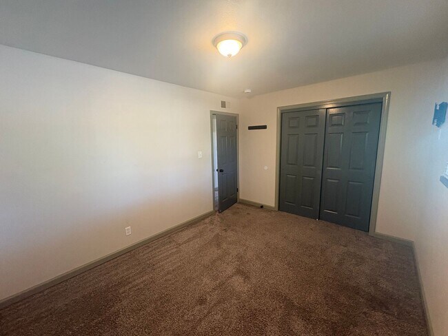 Building Photo - SE Visalia home with pool Available Now! All utilities included!