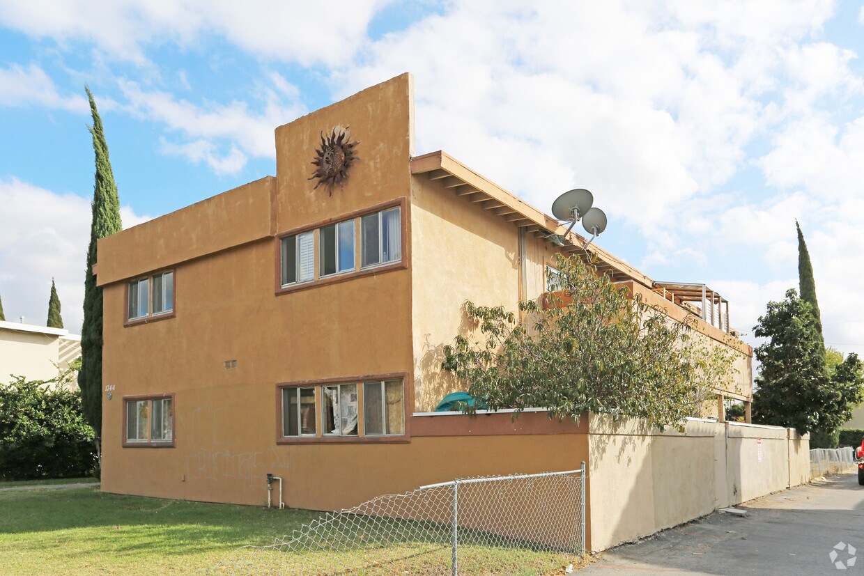 Building Photo - 1744 E Wilson Ave
