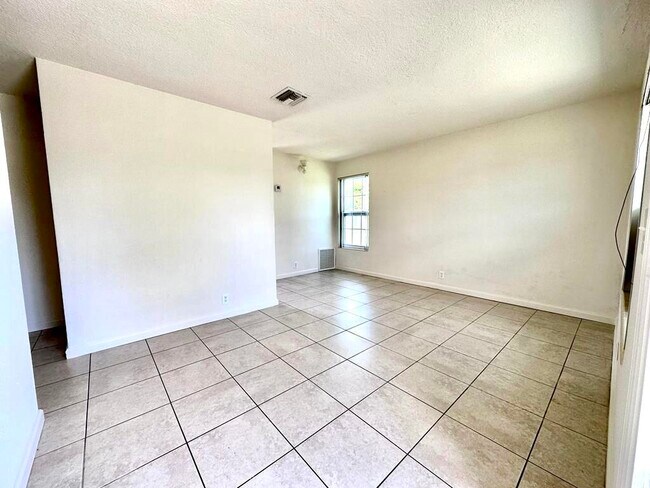 Building Photo - 1374 9th Ct