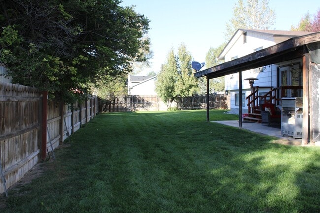 Building Photo - 1322 Bluebird Ln