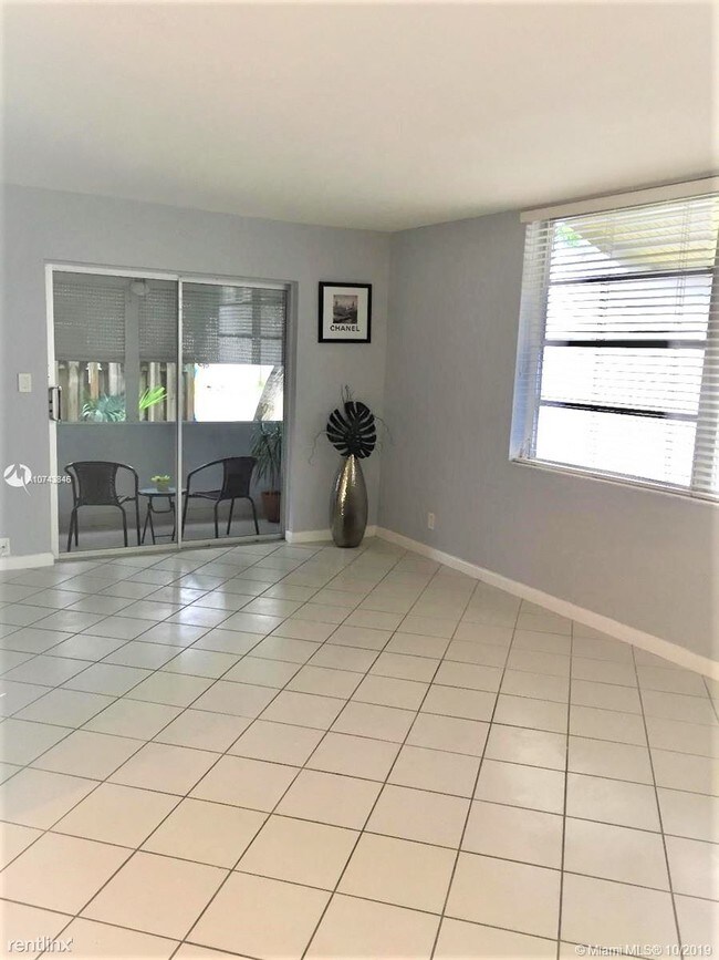 Building Photo - 1 br, 1 bath  - 1740 Funston St Funston Condo
