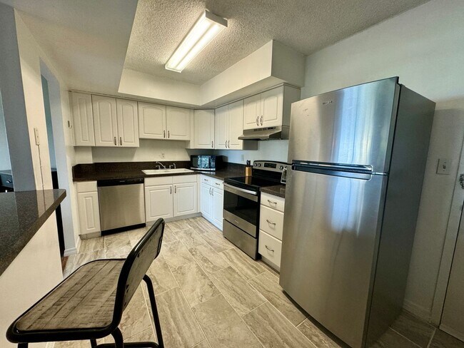 Building Photo - FURNISHED 1 Bed 1 Bath In Amazing Location...