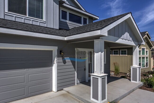 Building Photo - Beautiful 3 bed 2.5 bath Home in Post Falls