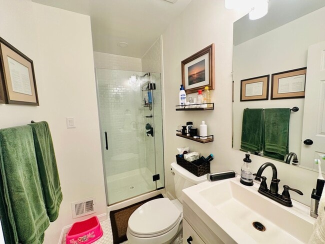 Building Photo - BEAUTIFULLY UPDATED TOWNHOME IN FAIRFAX!