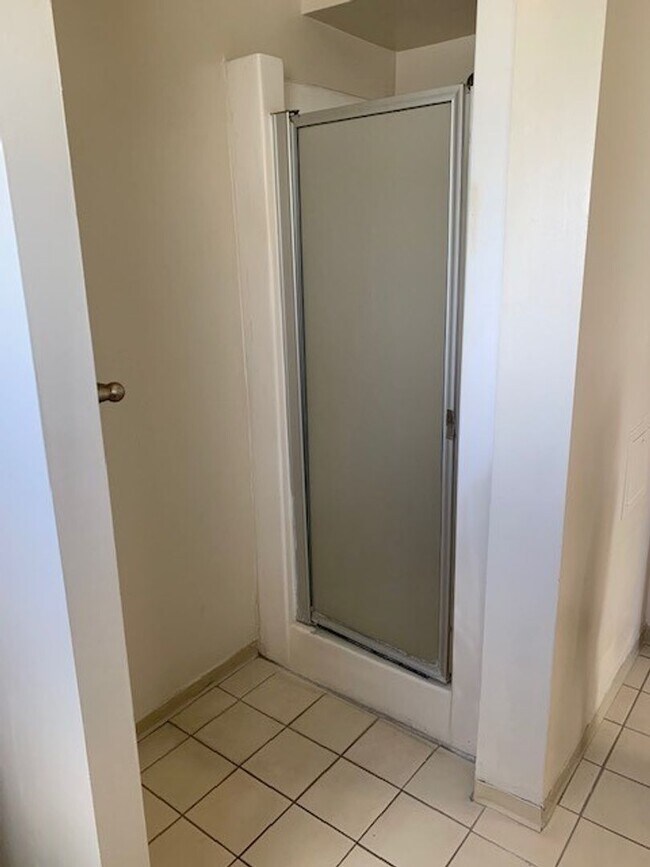 Building Photo - $1,200.00–Studio with Lanai, 1 Bath, kitch...