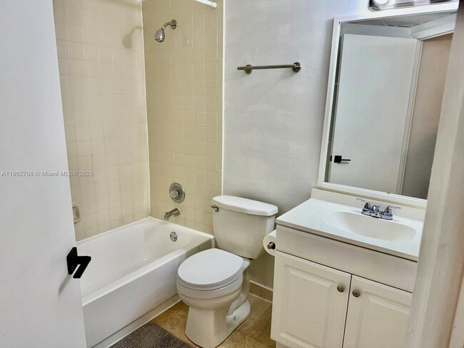 Foto del edificio - 8290 Lake Dr