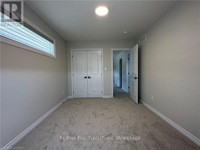 Building Photo - 1375 Woodfield Crescent