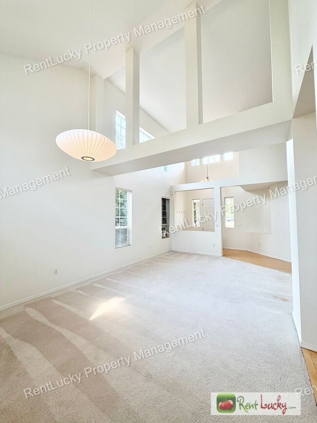 Building Photo - Beautiful 4 Bedroom Home in Lakeland Hills! High Ceilings, Natural Light, and Generous Layout!