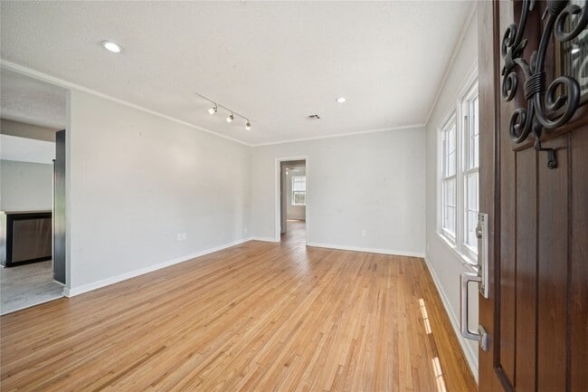 Building Photo - 1417 S Quebec Ave