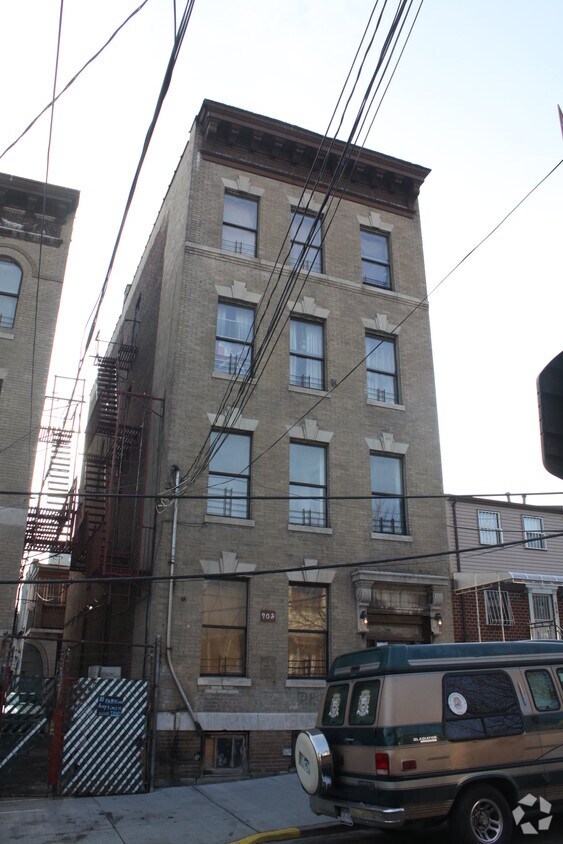 Foto del edificio - 702 Eagle Ave