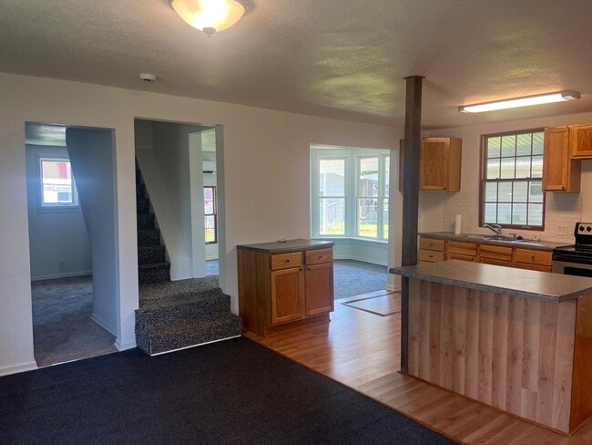 Building Photo - Small town living!