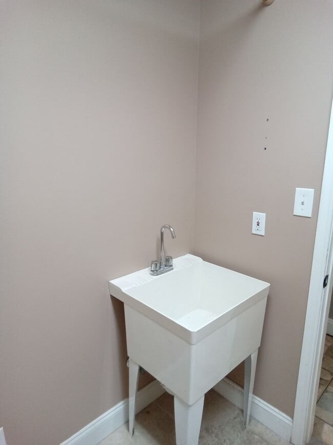 Building Photo - ****Woodlake South****MUST SEE**