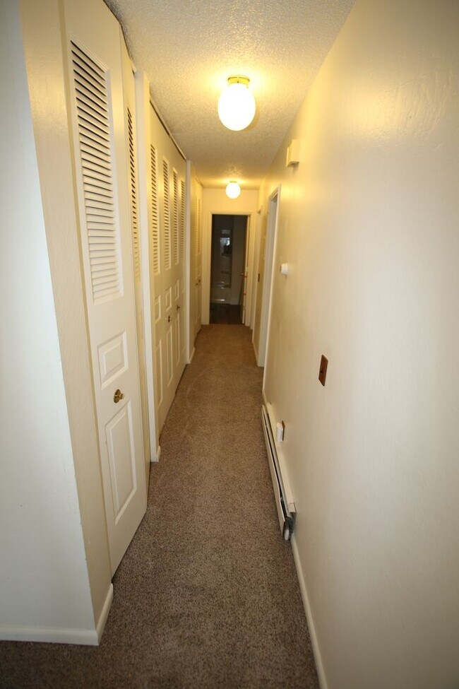 Foto del edificio - 2 bedroom Unit with 1 Car Detached Garage!