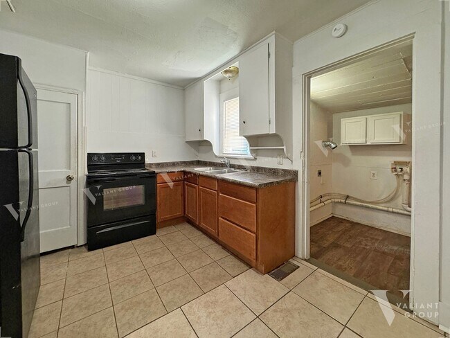 Building Photo - Small 2 Bedroom, 1 Bathroom Home