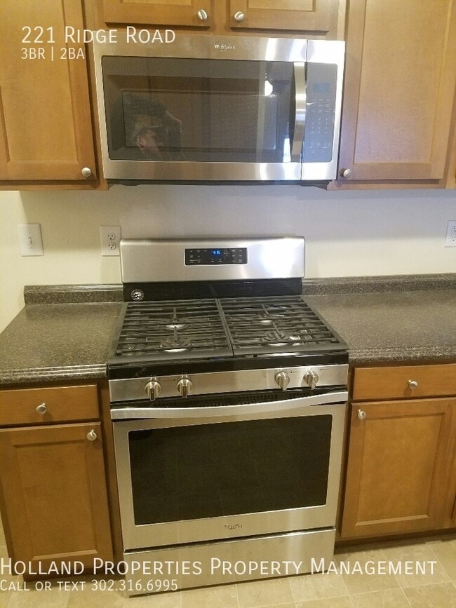 Foto del edificio - 221 Ridge Rd