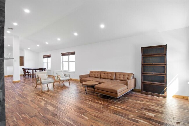 Foto del edificio - 702 Bent Wood Pl