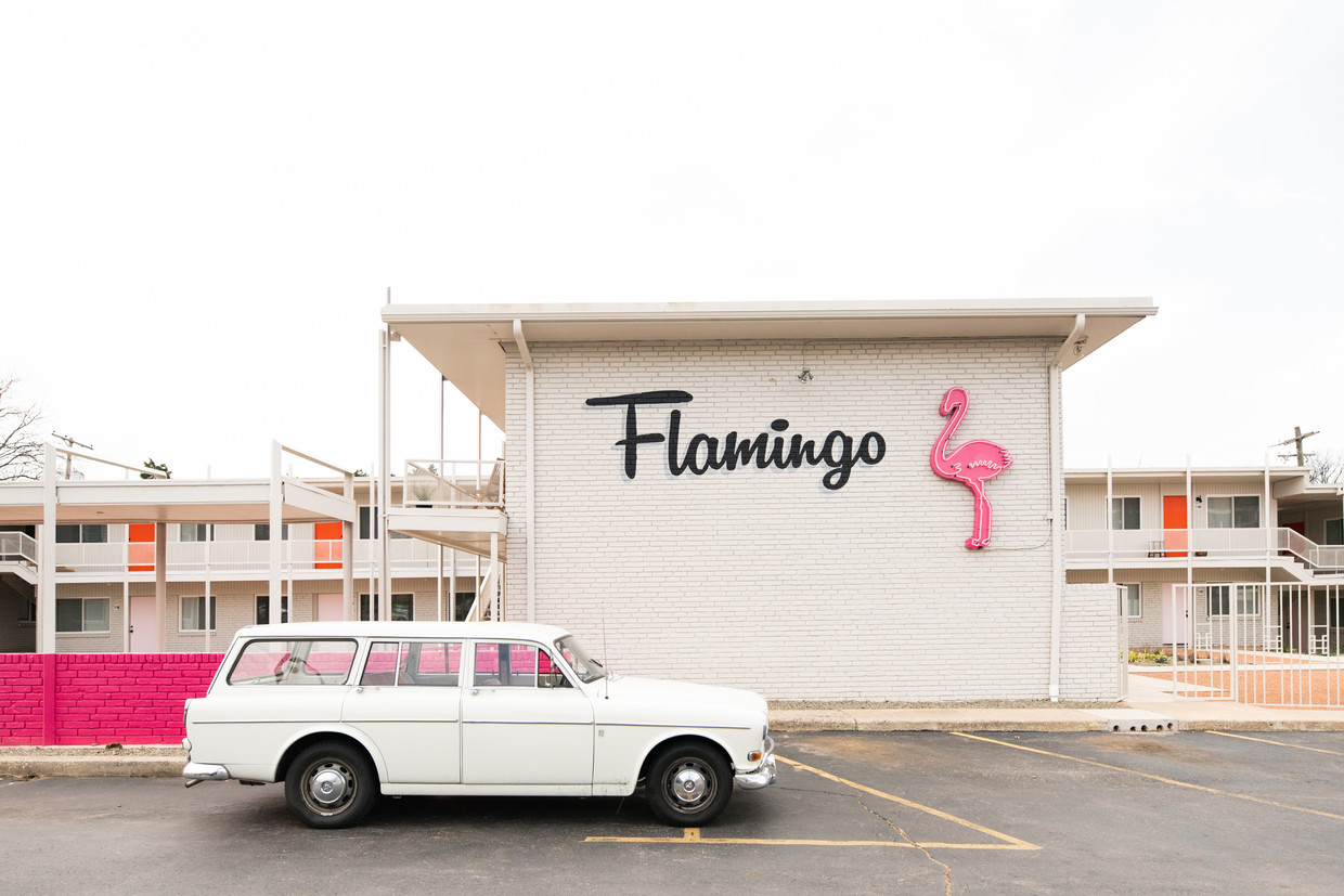 Elegantes detalles de mediados de siglo. - Flamingo Apartments