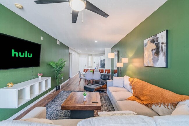 Foto del edificio - 1275 E University Dr