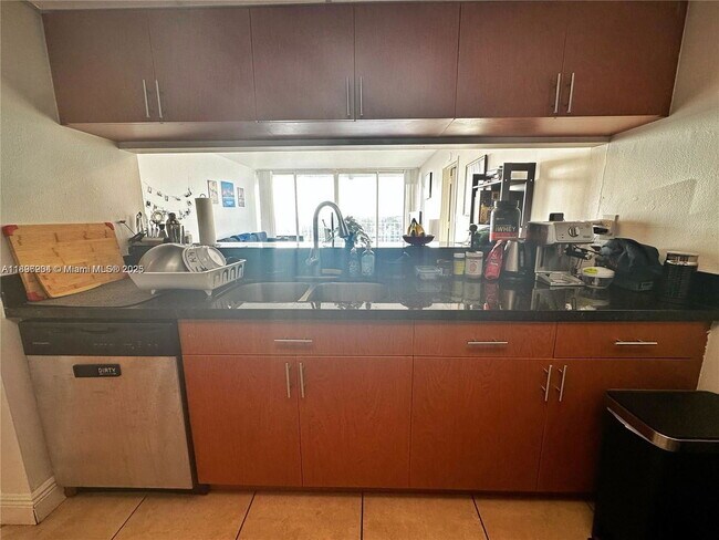 Foto del edificio - 7601 E Treasure Dr