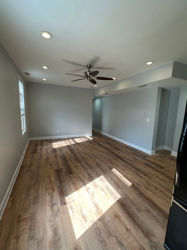Living room - 5212 Kenwood Ave