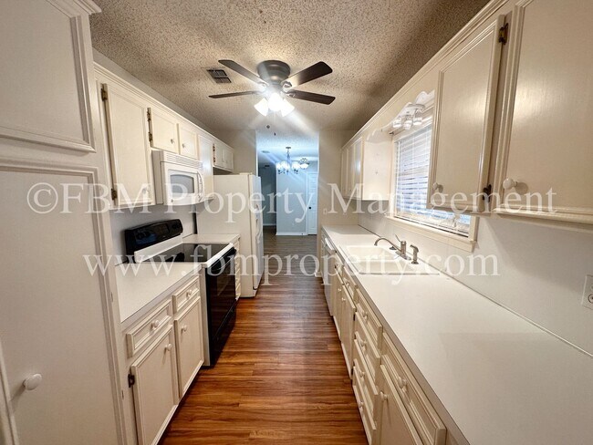 Building Photo - 828 Park Ln