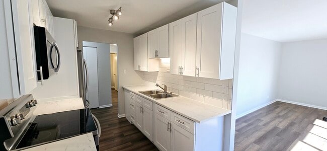 Building Photo - 10 Oak Ave