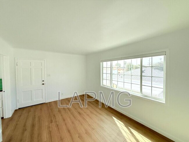 Foto del edificio - 230-232 Rennie Avenue