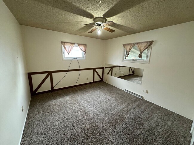 Building Photo - Quiet Home On The East Side of Great Falls!