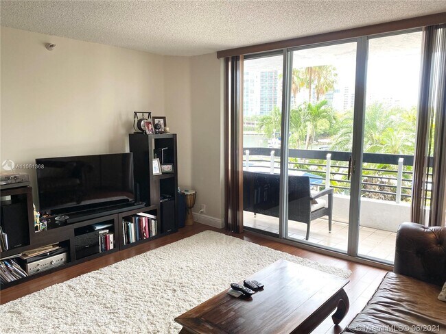 Foto del edificio - 3530 Mystic Pointe Dr