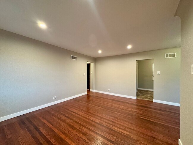 Building Photo - Updated 3 Bedroom 2 Bath Single Family Hom...