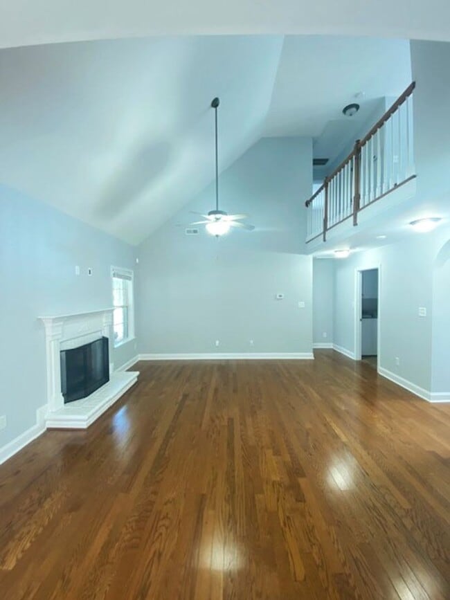 Building Photo - 4 Bedroom! Private Pool!