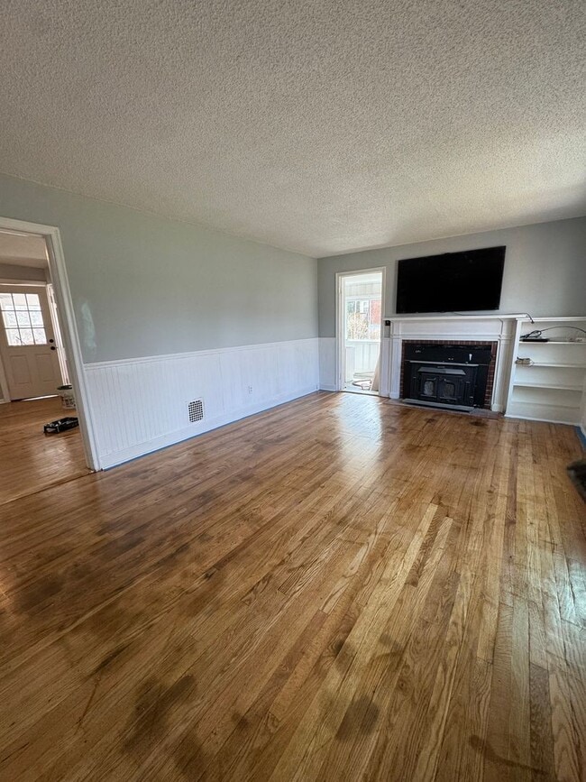 Building Photo - Single Family Home - Over 1 Acre of Land!